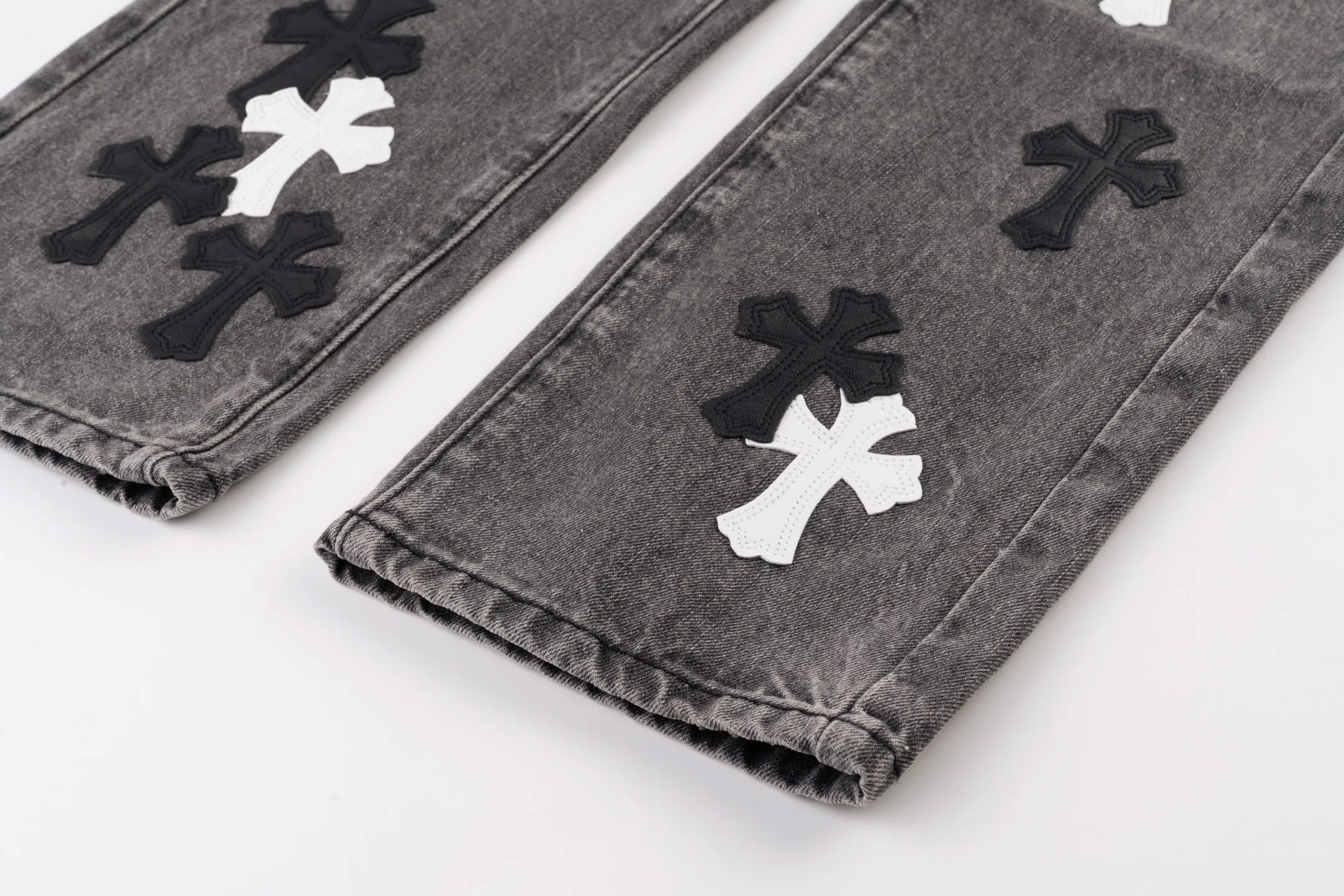 P260 Chrome Hearts Chrome Hearts city limited flame black and white leather jeans need to be washed after the finished product is disassembled and hand-made with sheepskin cross leather and then spliced ​​together. The whole piece has too many craftsmanship to describe. The cabinet price is 16W+, the patchwork is decorated with cross flowers, and the high-waisted washed jeans! ! Absolutely high-end luxury products, 8W+ level god-level single products, super popular products, made with top heavy industry, a magic weapon that cannot be missed. About Kroxin This is an extremely luxurious fashion brand, which can also be called the nobles of the high street. It has always been an exclusive brand for some hipsters or rich second generation. Compared with ordinary high streets, it is more luxurious and noble. Compared with luxury brands, it has a more fashionable personality and has always been a brand that I have a special liking for. Style number: 1566# Color: black Size: 28 30 32 34 36